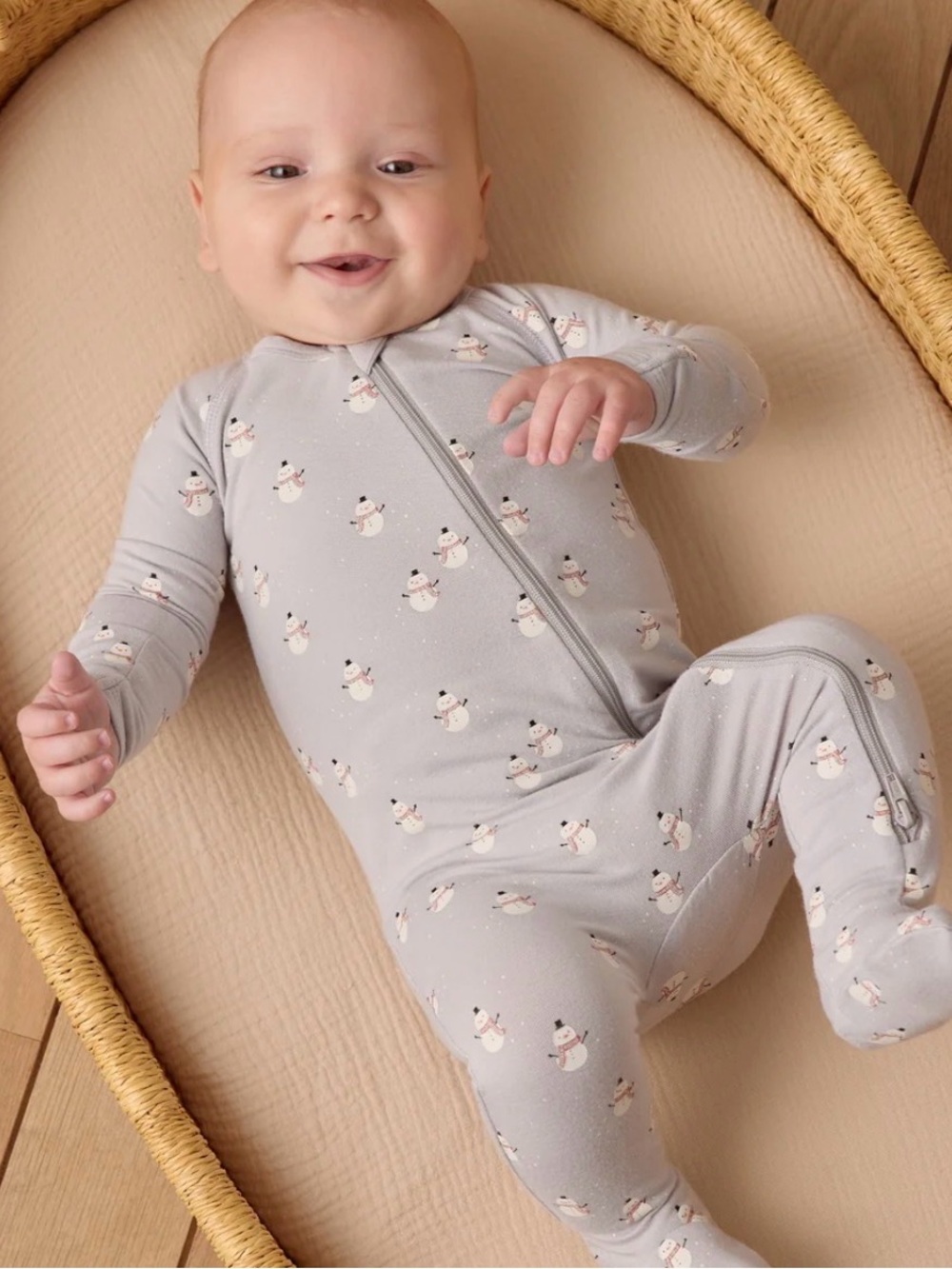 Quincy Mae Neutral Snowman Bamboo zip Footed One-Piece for Kids sz 6-12 months